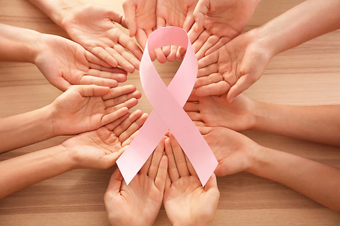 mains-feminines-tenant-ruban-rose-surface-bois-vue-dessus-concept-sensibilisation-au-cance