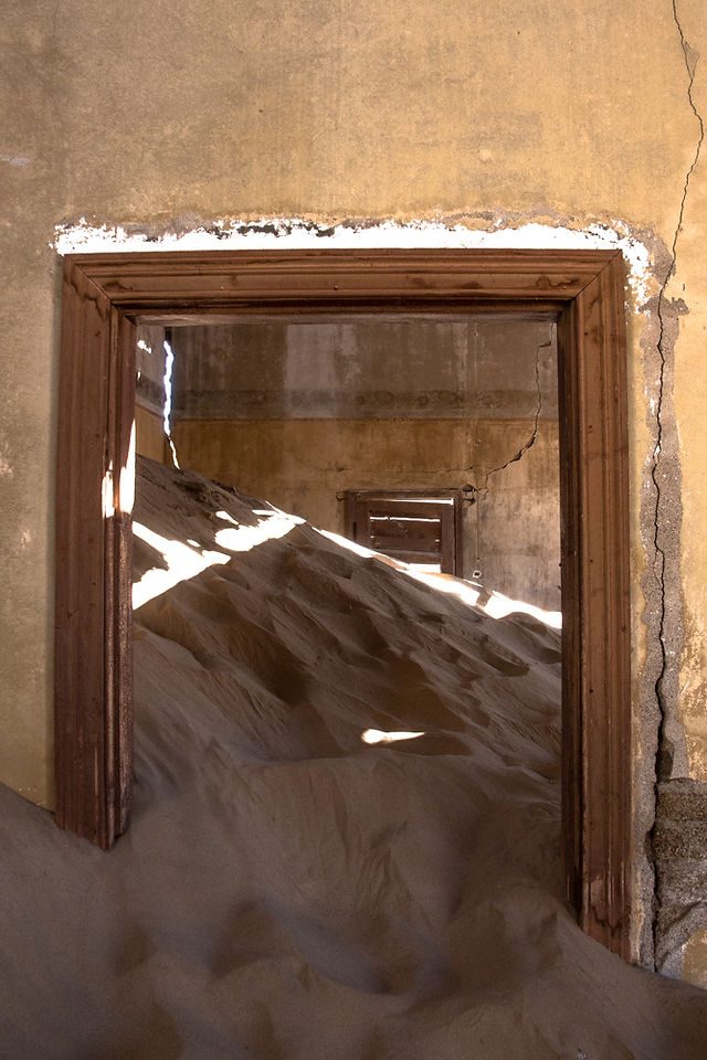 Sand in eines der Häuser in Kolmannskuppe