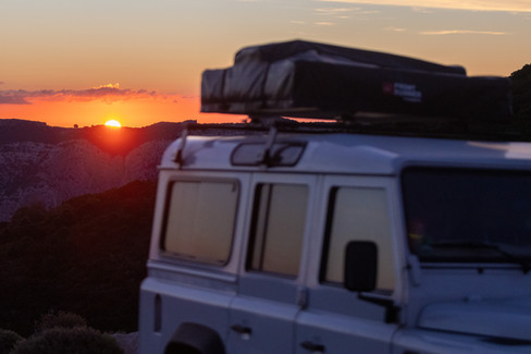 Sonnenuntergang vor einem Camper mit Dachzelt auf Sardinien