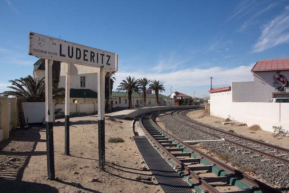 Schienen mit Lüderitz Schild in Namibia