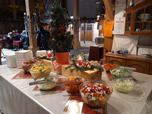 Salatbuffet im Stadl für eine Firmenfeier