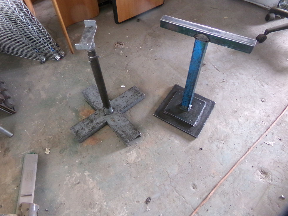 2 STOCK STANDS