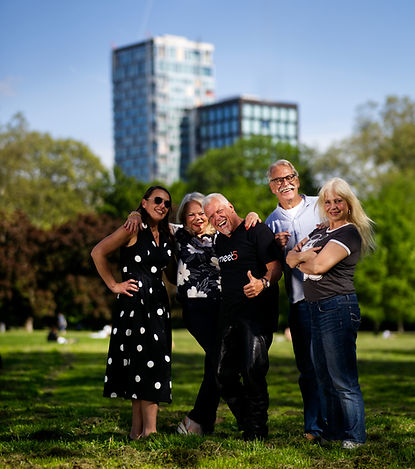 Foto einer lachenden Gruppe bei einem Meet5 Treffen