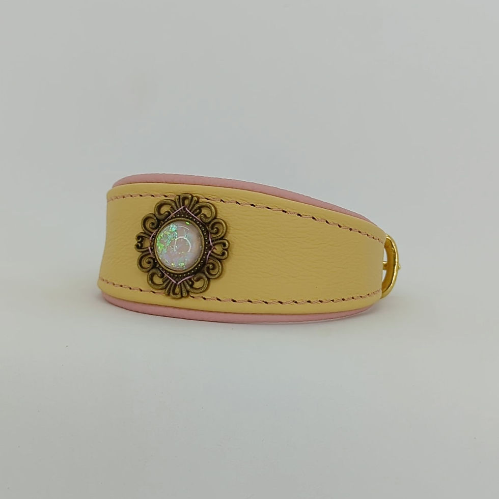 Vanillegelb auf Puderrosa 24-27cm Halsumfang