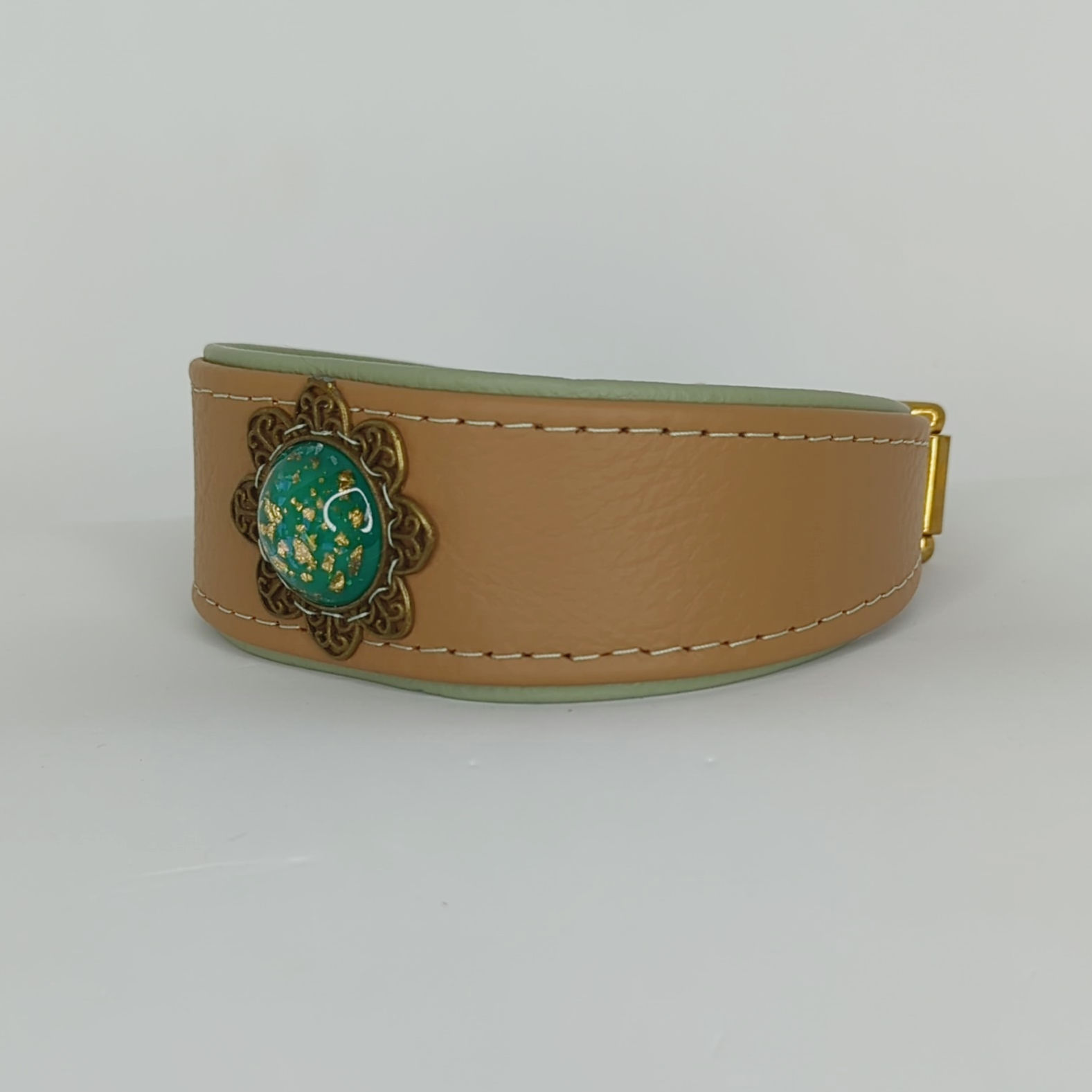 Cappuccino auf hellem Lindgrün 33,5-36cm Halsumfang