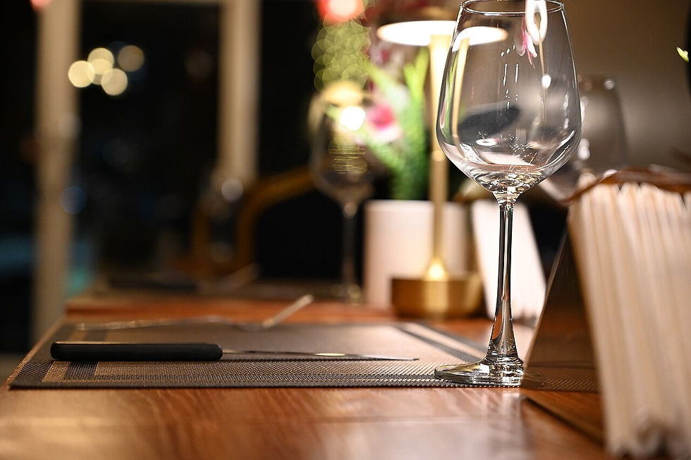 Symbolic image: cosy table scene by candlelight · Photo: CC BY-SA 4.0