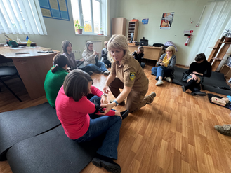Як надати допомогу до приїзду лікарів: Муніципальна варта провела тренінг для працівниць сфери зайнятості