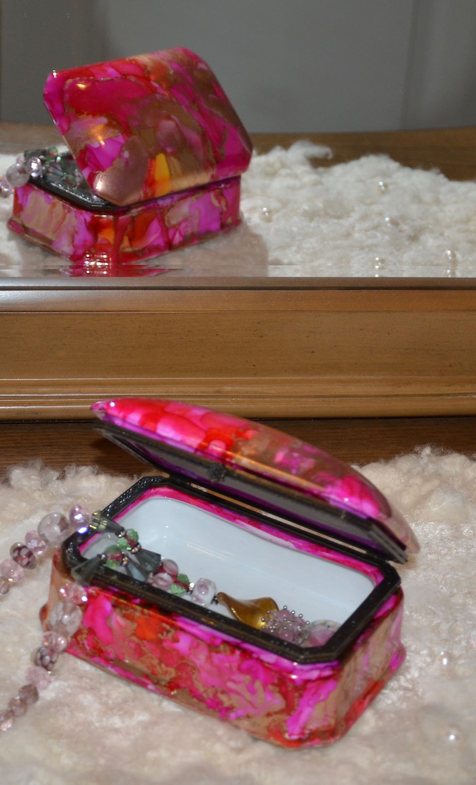 Hinged porcelain box painted with alcohol ink