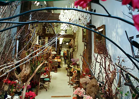 A Flower Designer Who Uses the Vase as Her Canvas