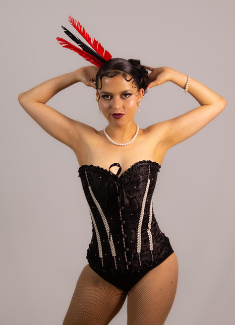 Retrato de una de las alumnas del Teatro Barajas, portando vestuario de cabaret.