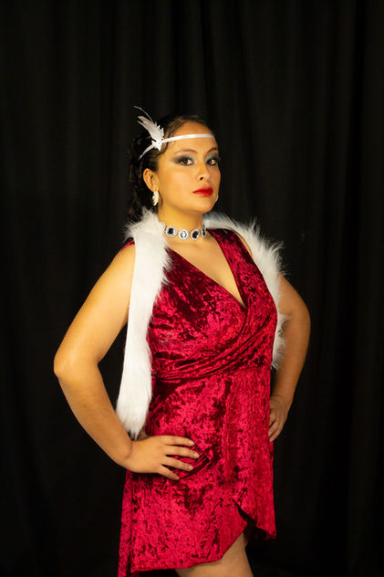 Retrato de una de las alumnas del Teatro Barajas, portando vestuario de cabaret.