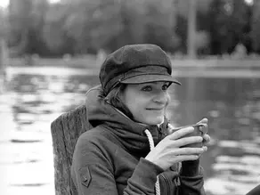 Sarah Morisse qui boit du thé