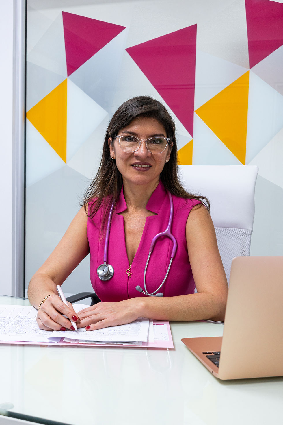 Dra Heydee Castañeda en su escritorio