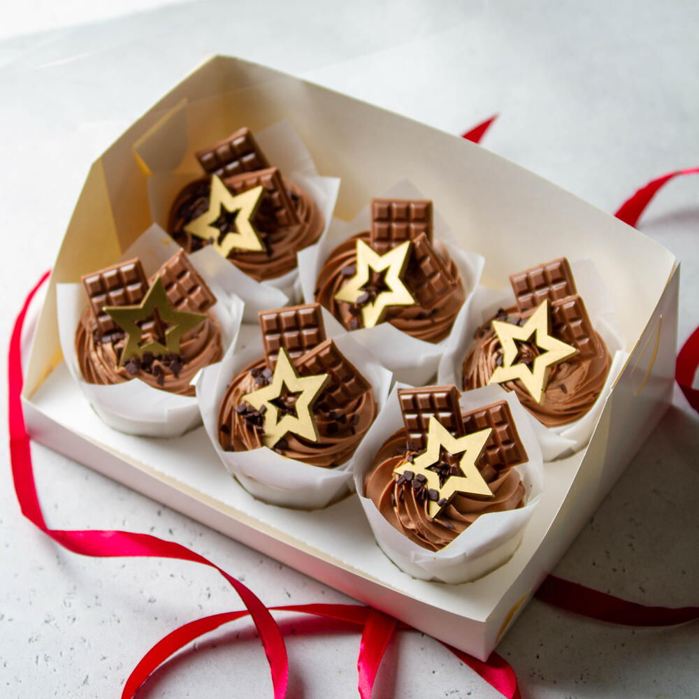 Капкейки с золотыми звездами