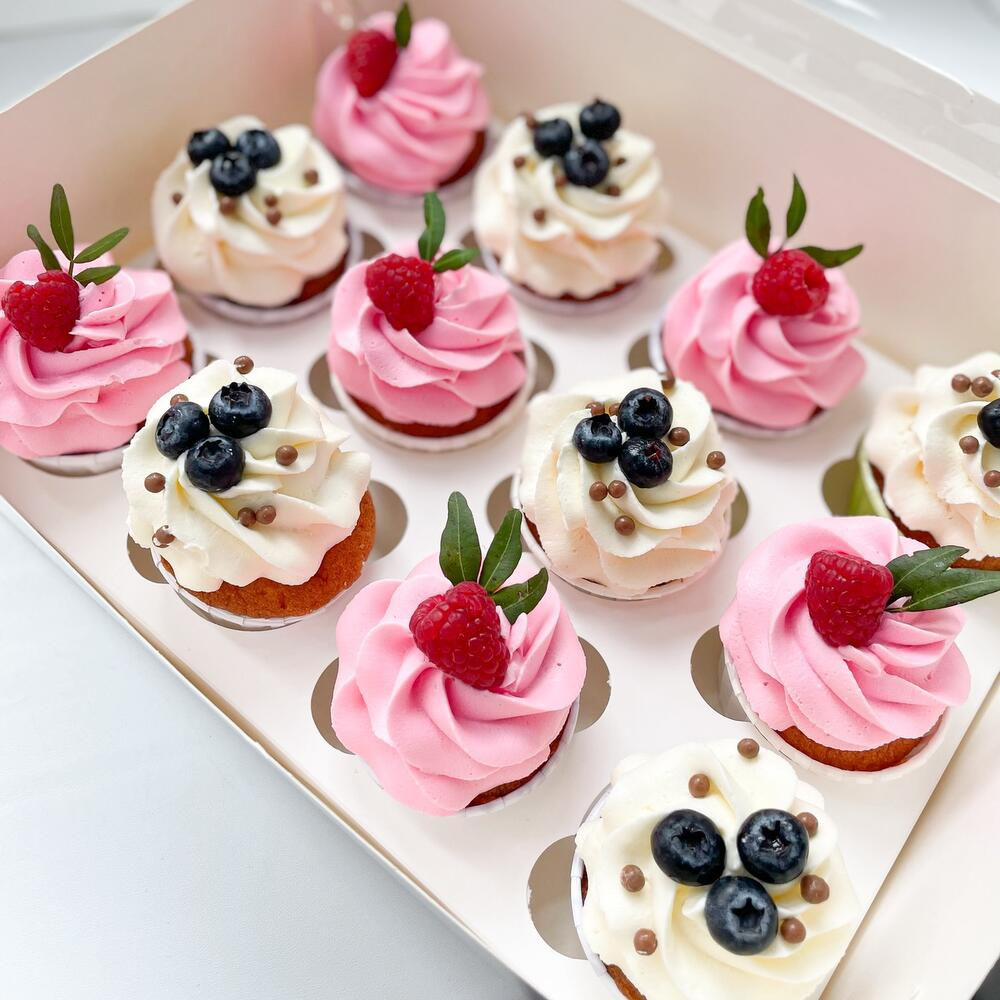 Капкейки с голубикой и малиной