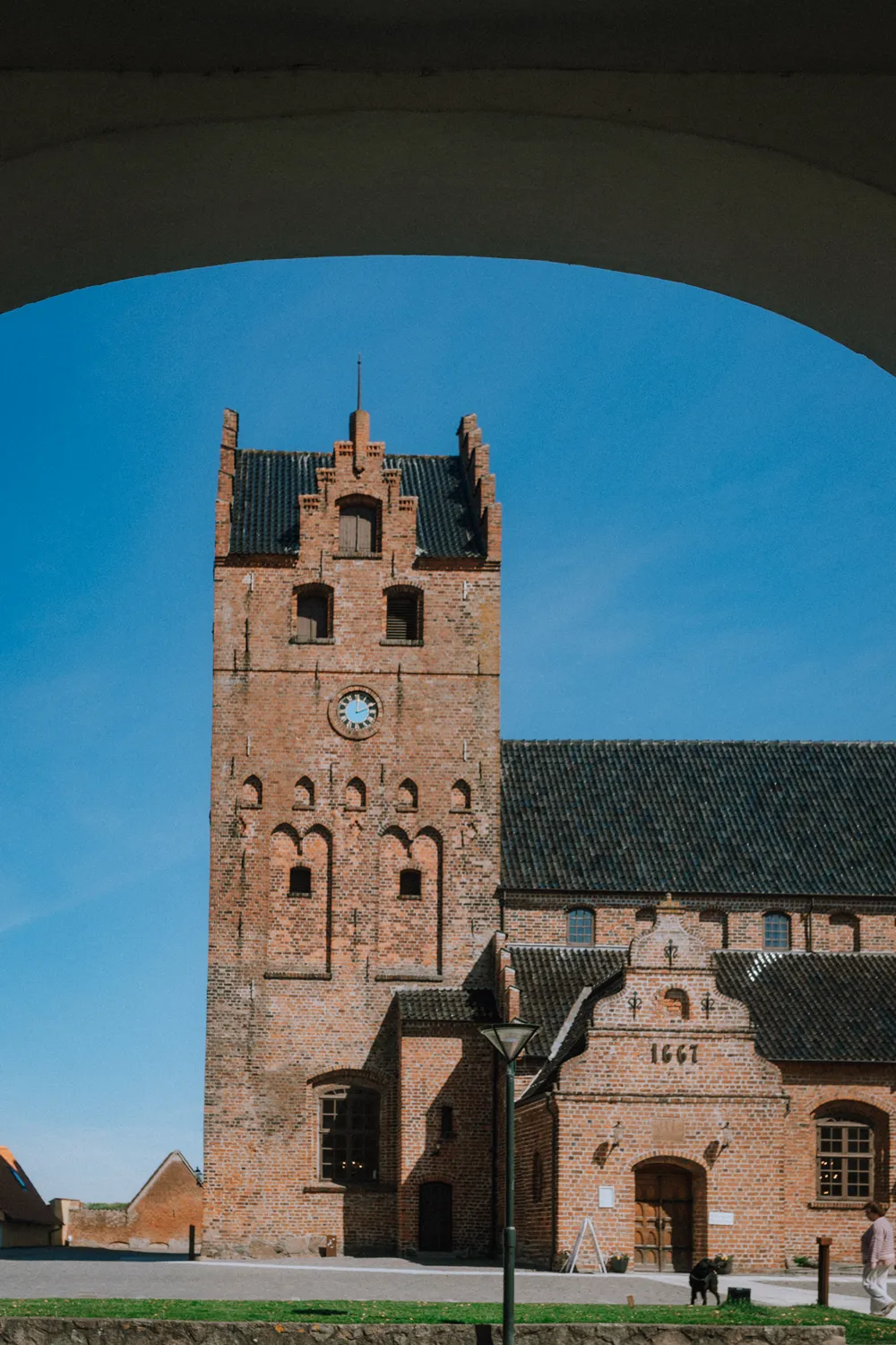 Dokumentarisk bryllupsfotografering under vielse i Middelfart Kirke.
