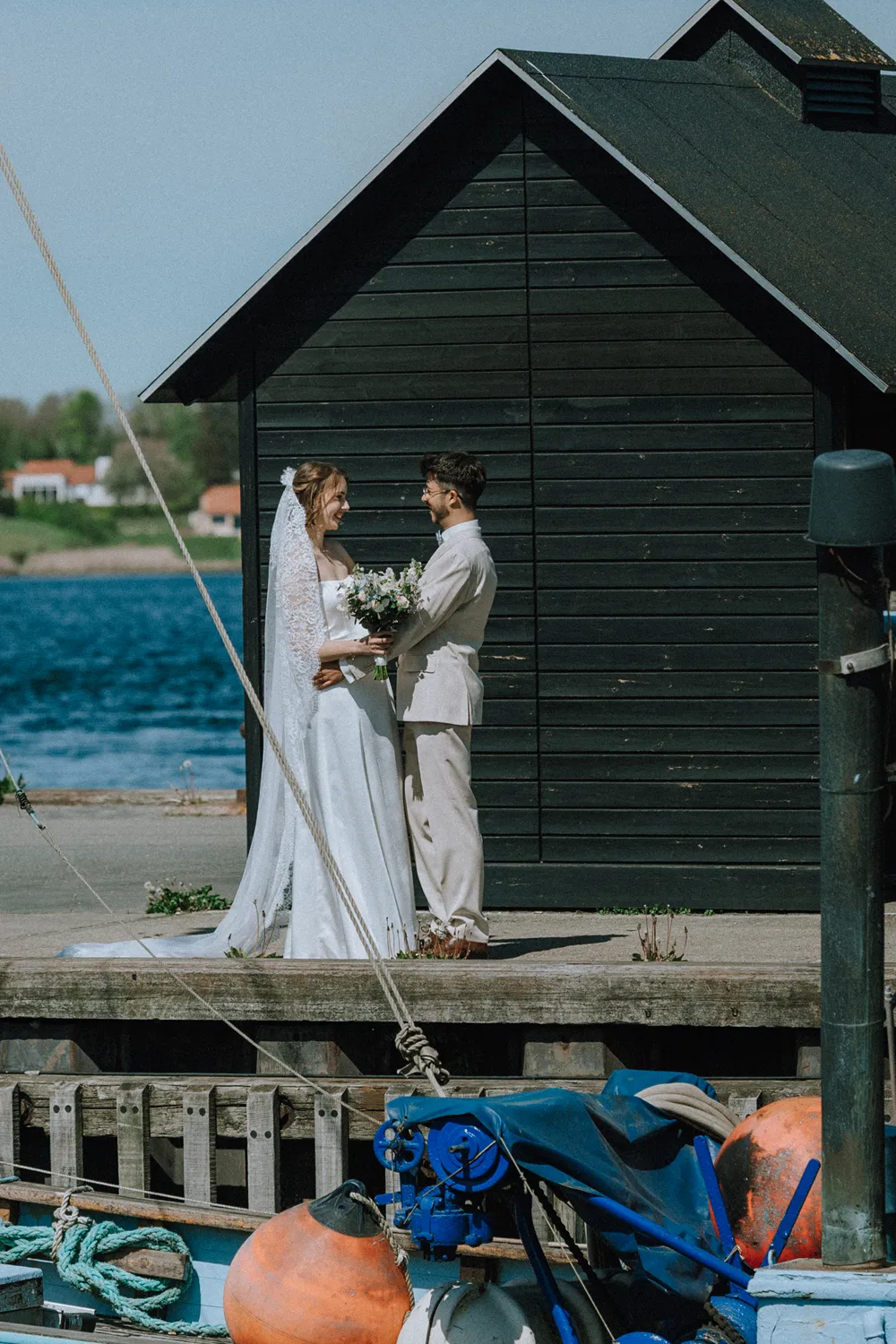 Brudepar fotograferet ved Lillebælt under bryllup i Middelfart.
