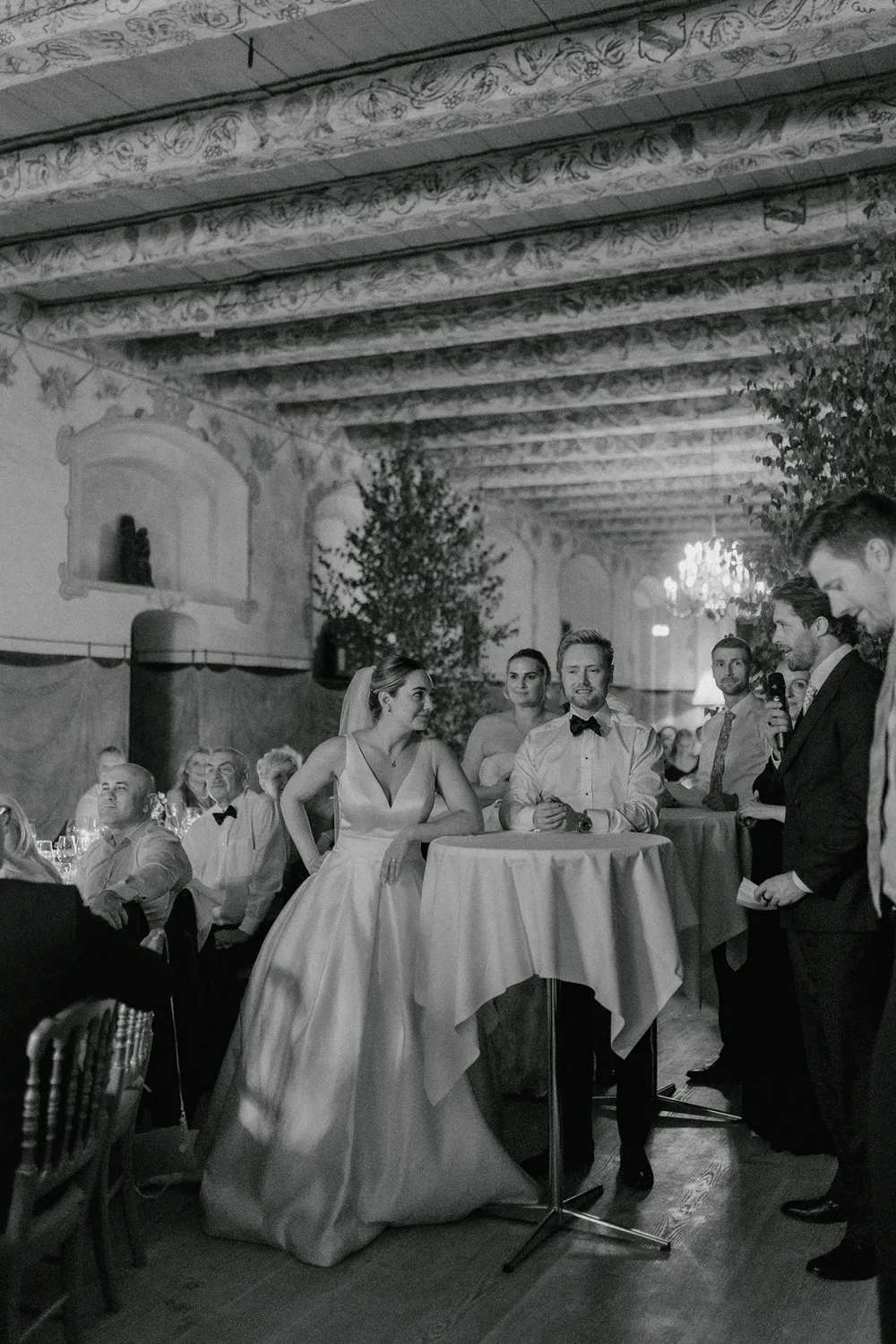 Elegant long-table wedding dinner at Holckenhavn