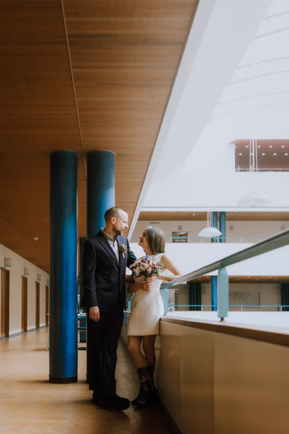 Stylish couple portraits with cowboy boots and spring bouquet in Odense.