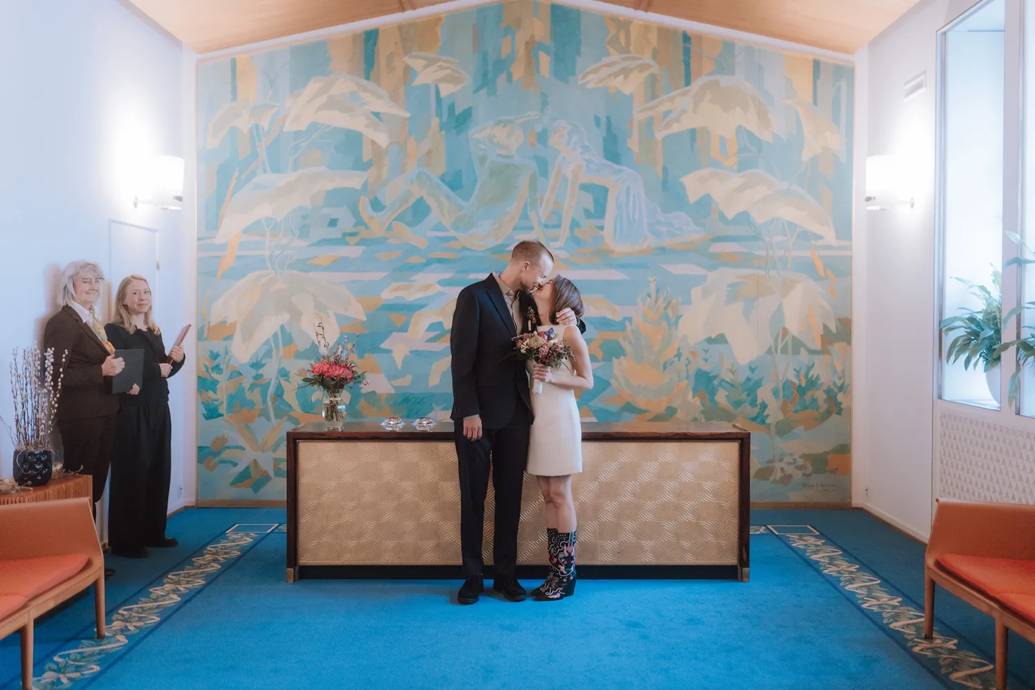 Stylish city hall wedding with cowboy boots and modern bridal fashion in Odense.