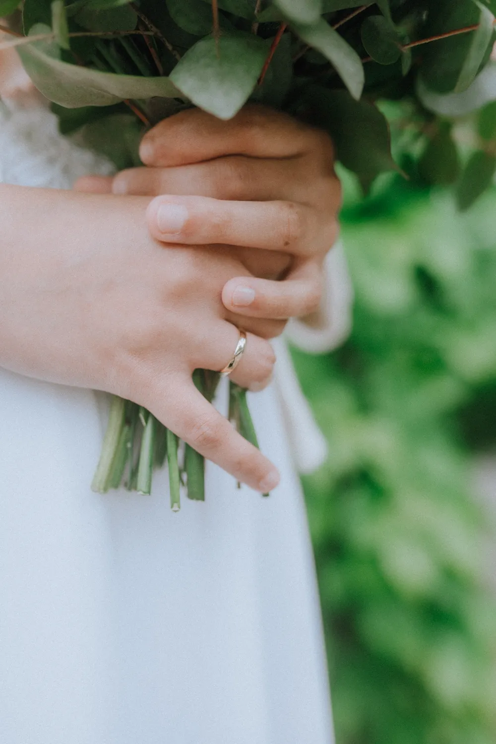 Simple bridal bouquet for an Odense City Hall elopement.