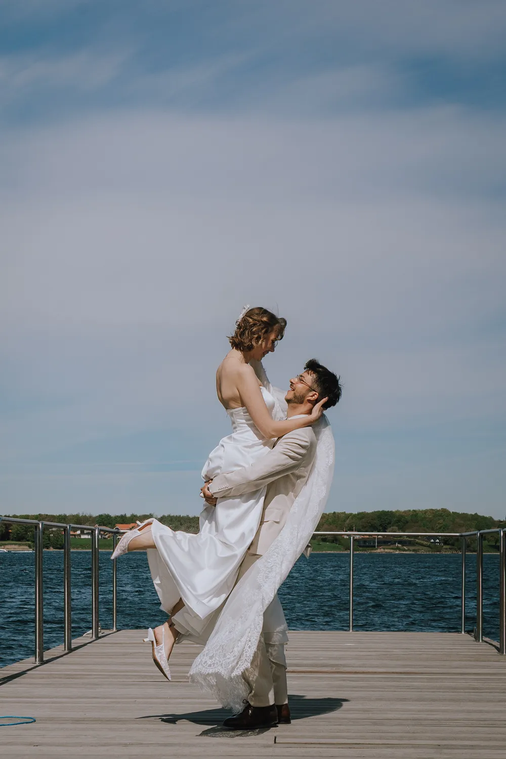 Romantisk bryllupsfoto ved vandet i Middelfart med afslappet stemning.