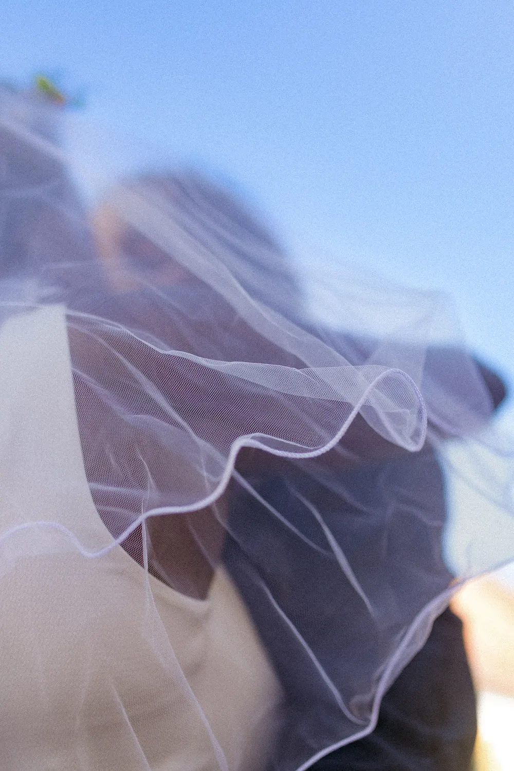 Relaxed wedding portraits by the sea on Ærø island.
