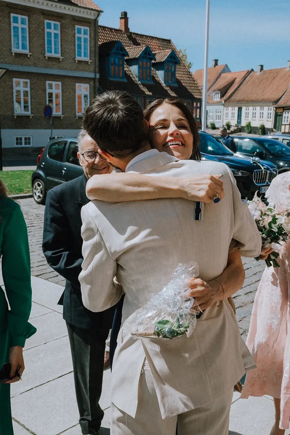 Bryllup i Middelfart med familie og venner samlet foran Middelfart Kirke.