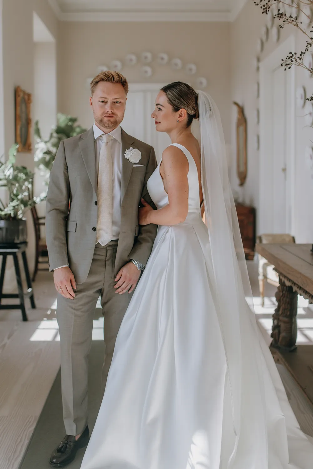 Emotional wedding moments at Holckenhavn Slot by Juniper Picture Lab