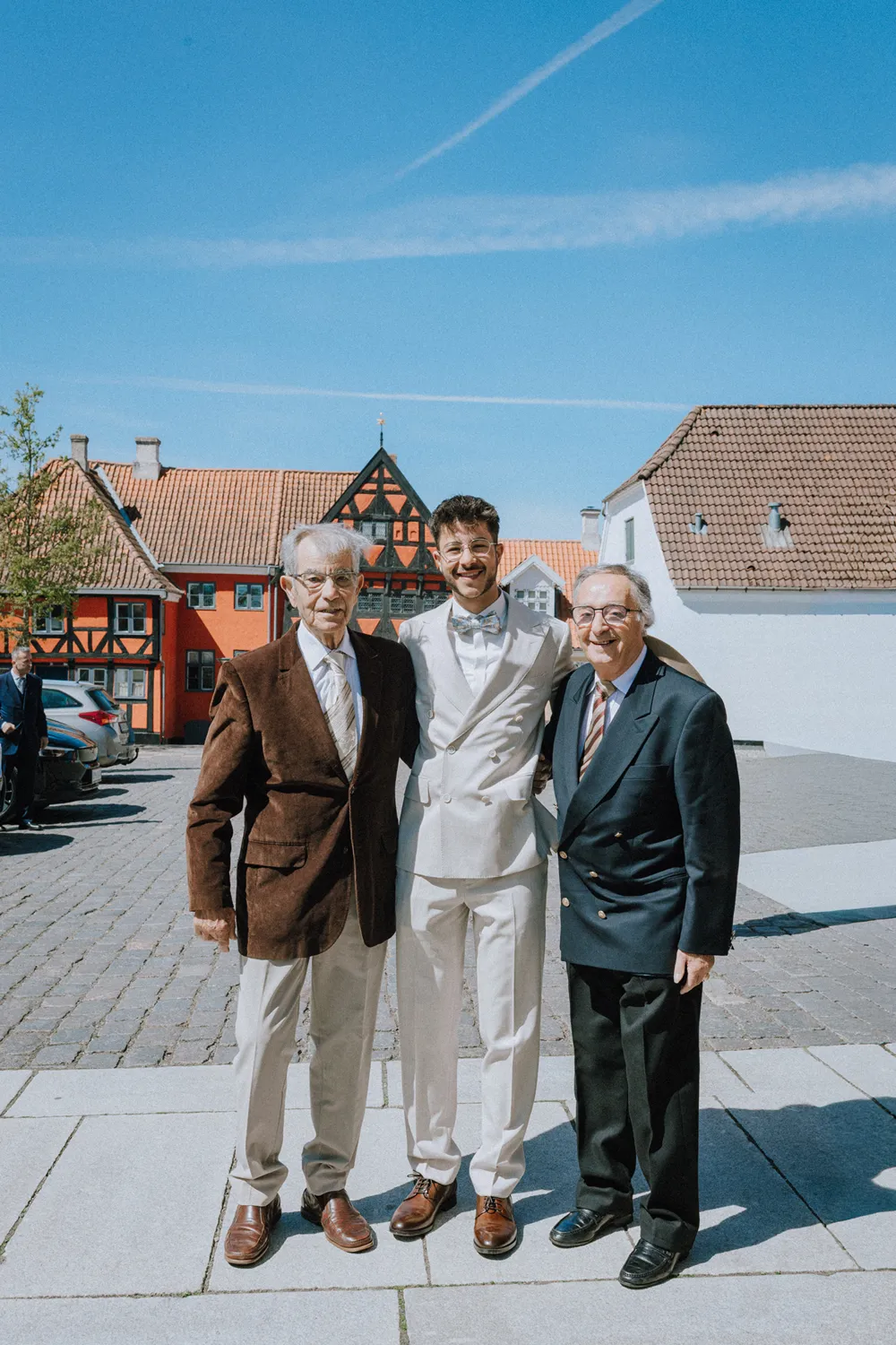 Bryllupsfotografering i Middelfart med havn, vand og blå himmel.