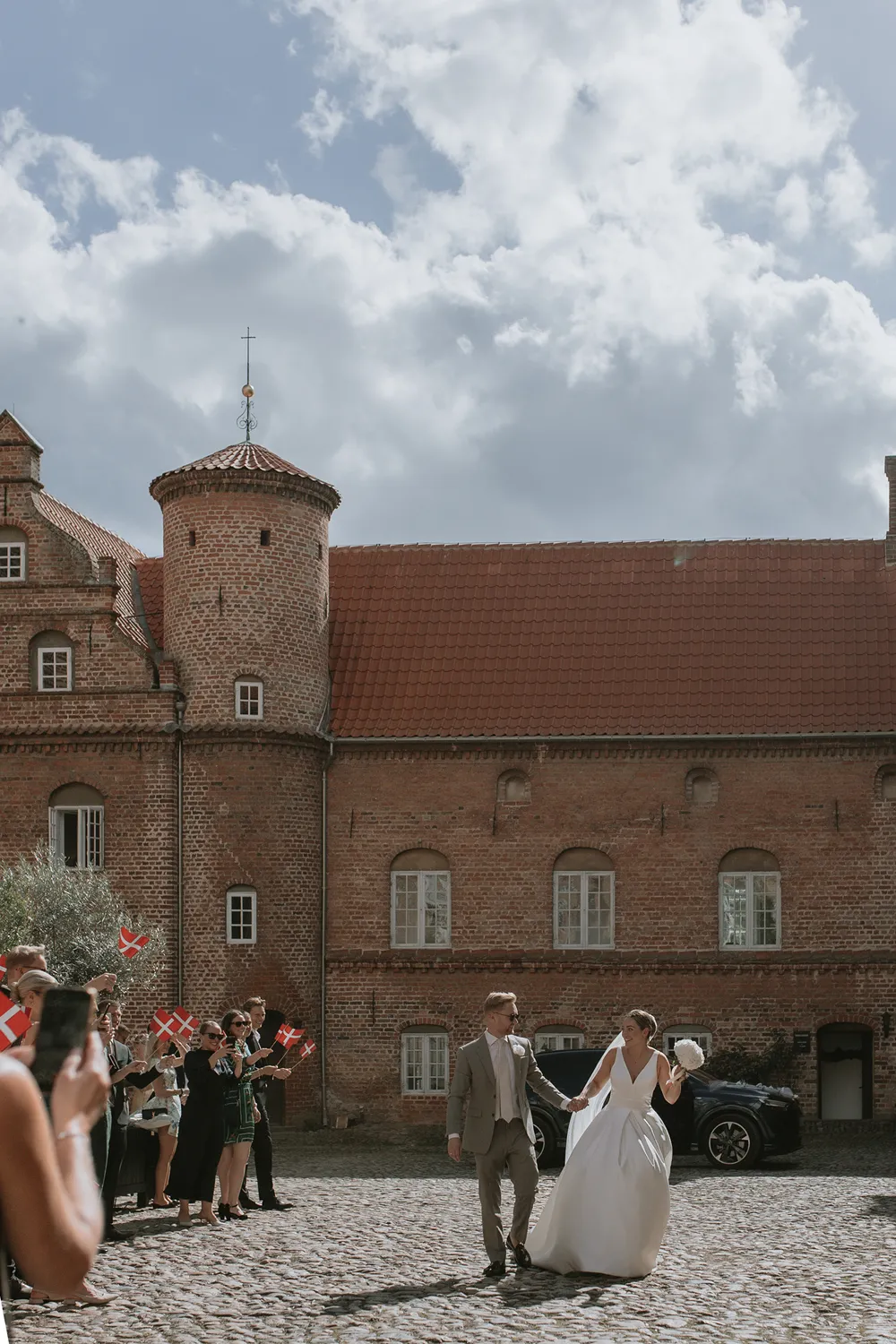 Cupels arrival to Holckenhavn Slot after ceremony