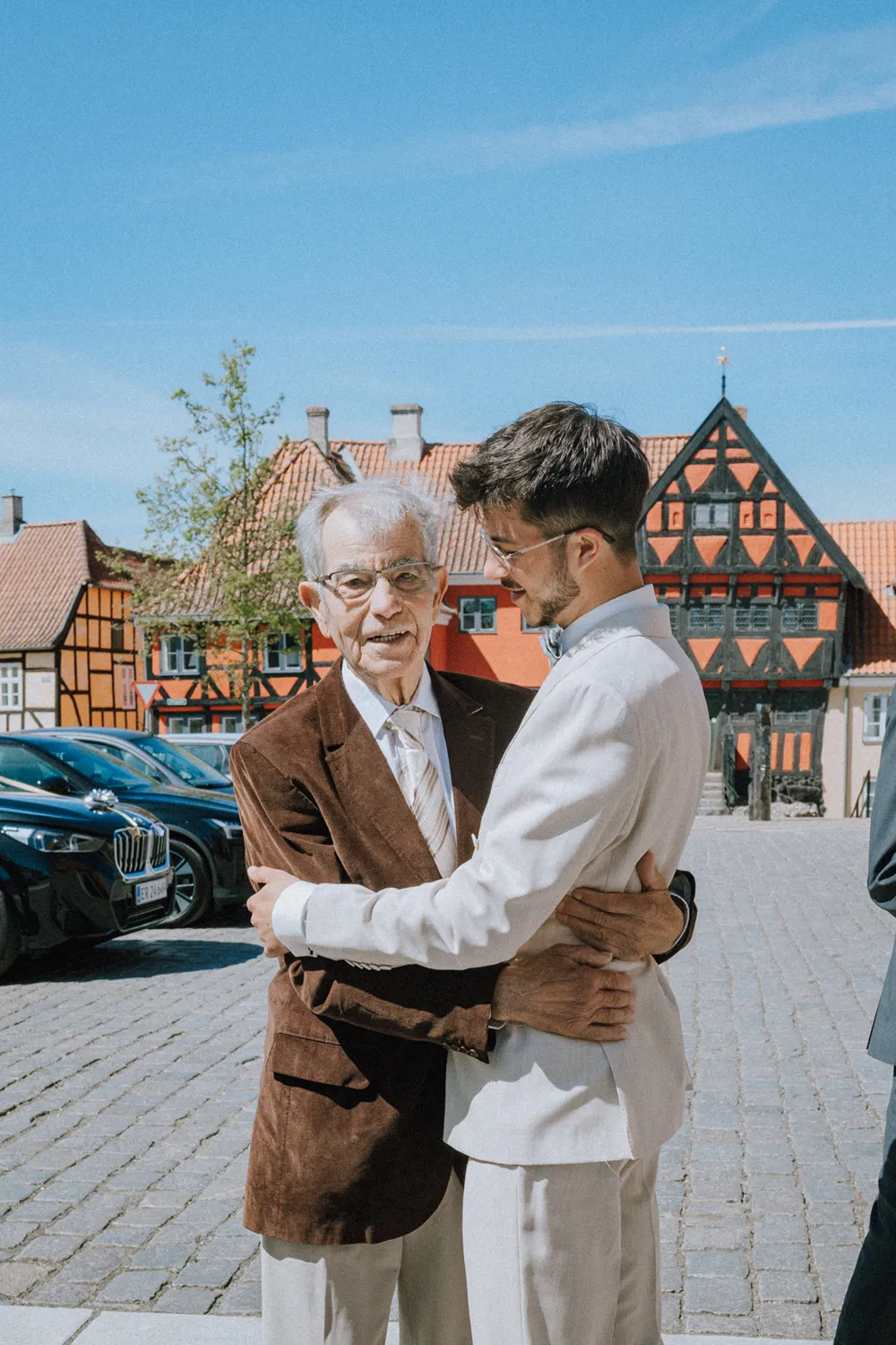 Dokumentarisk bryllupsfotografi fra Middelfart Kirke med glade gæster efter vielsen.
