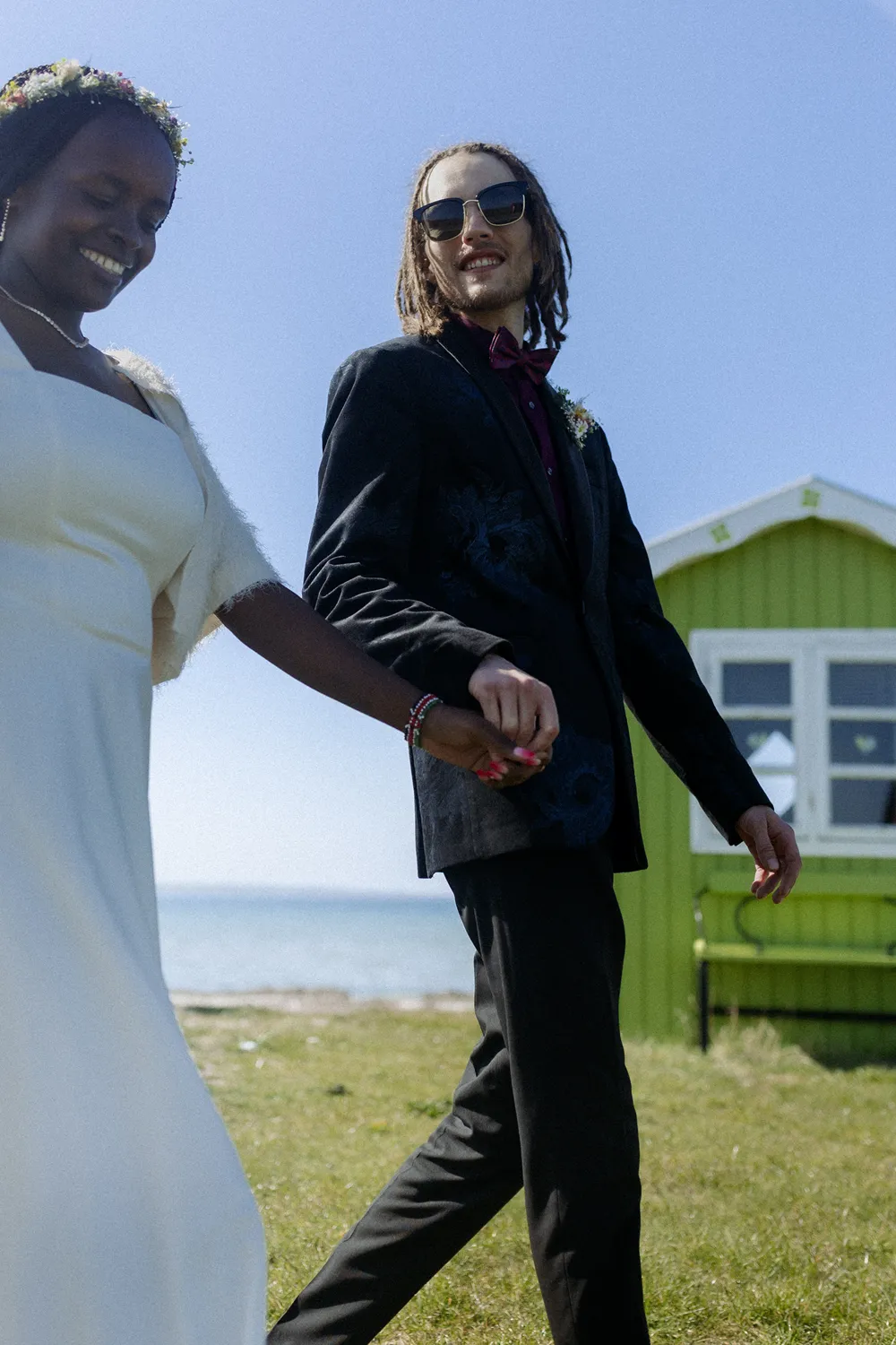 Relaxed wedding portraits beside colourful seaside cabins on Ærø island.