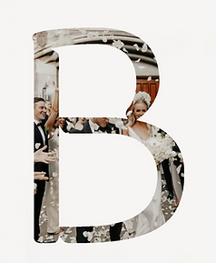 Bryllupsdetaljer – ringe og blomster fotograferet i varmt lys