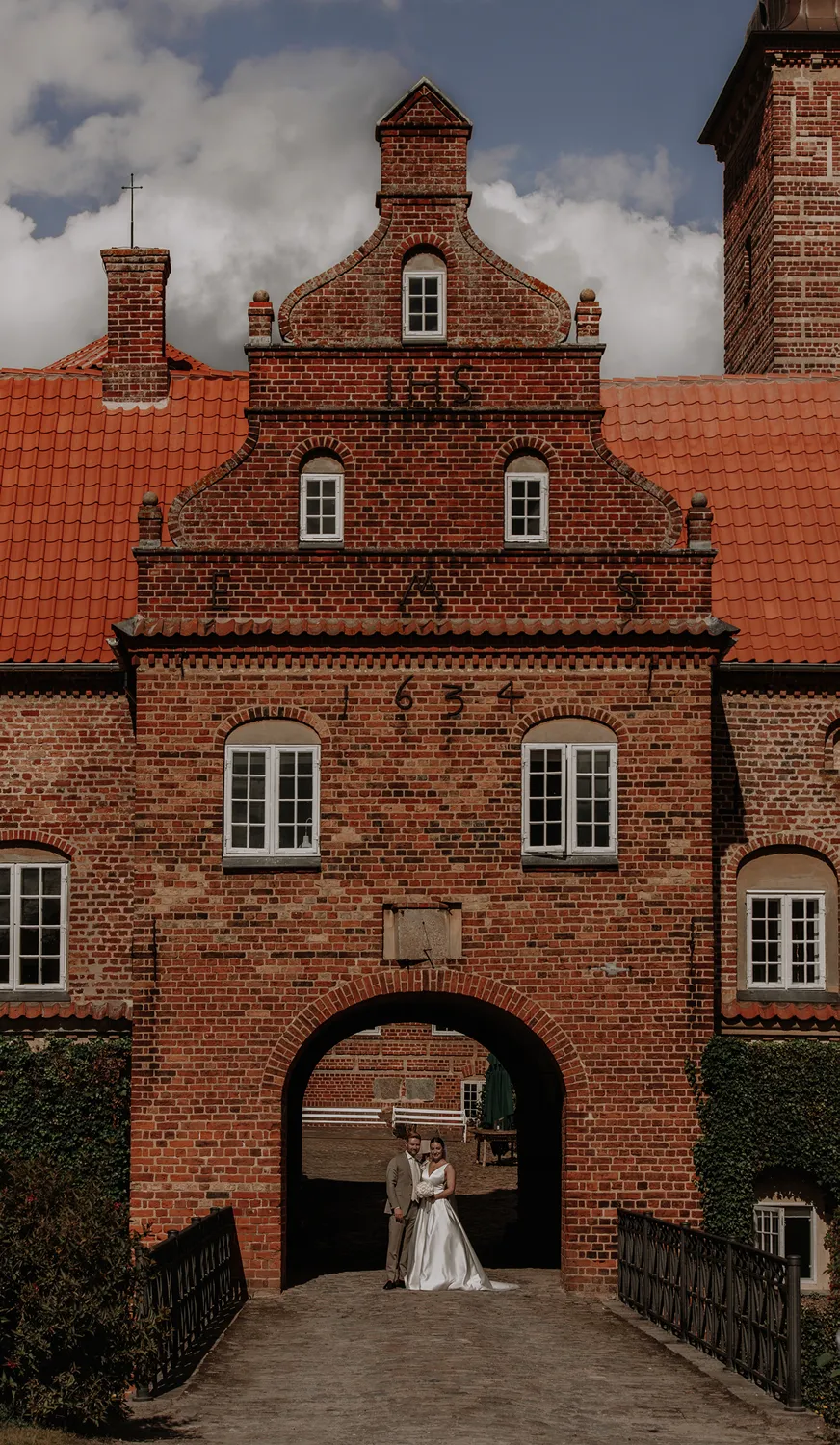 Romantic castle wedding portraits by Juniper Picture Lab