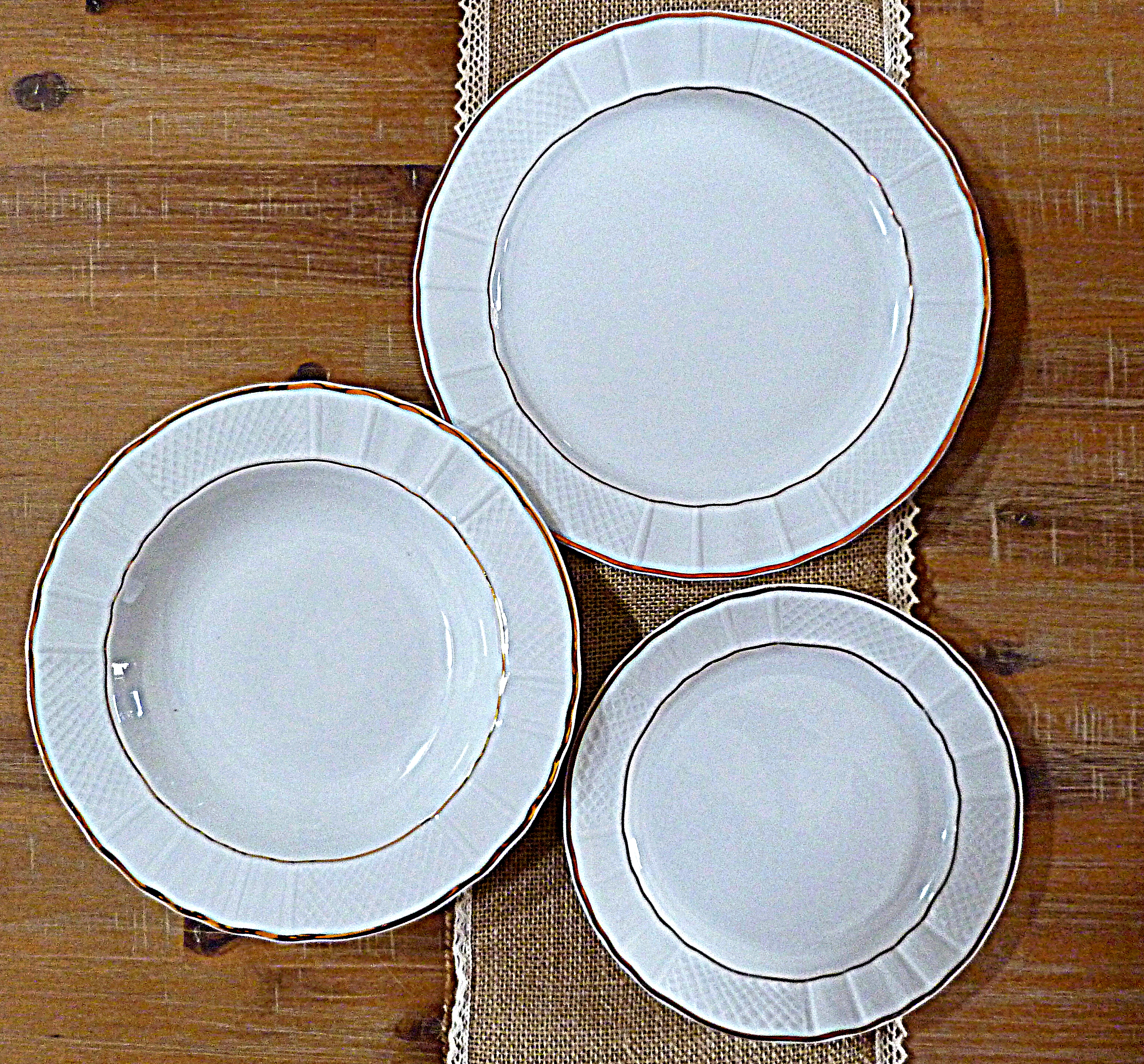 Assiettes blanches liseré doré déco