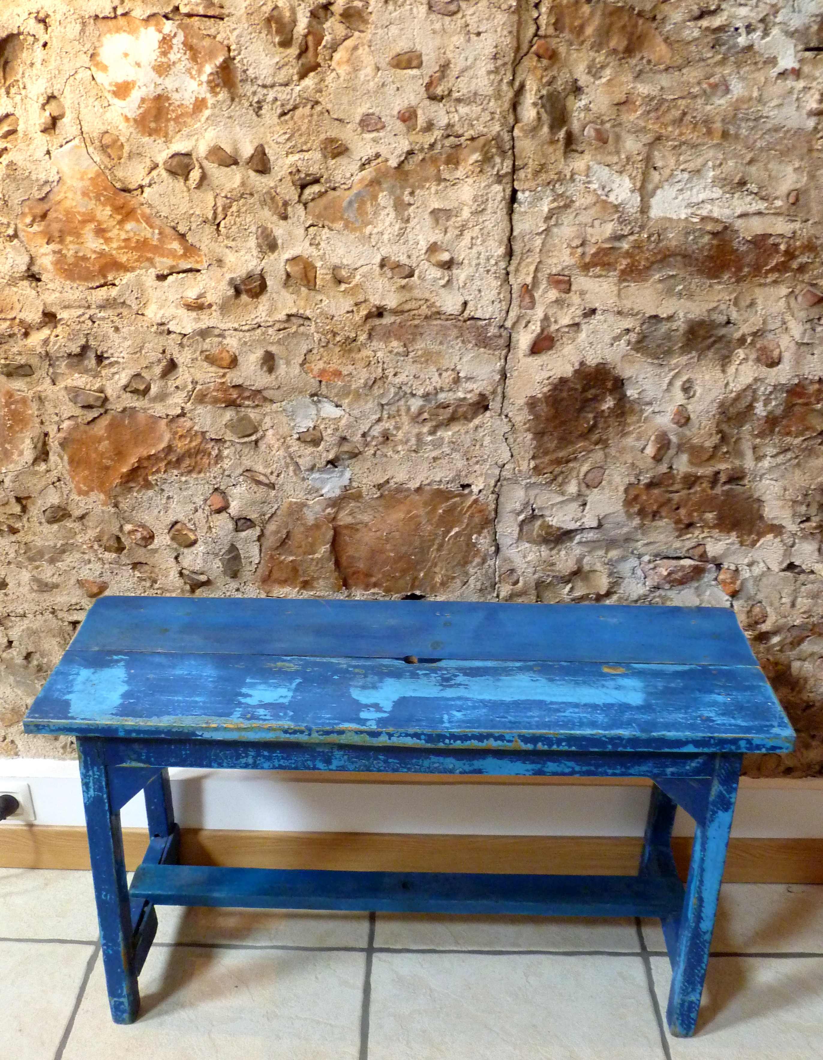 Petit banc en bois bleu mariage deco