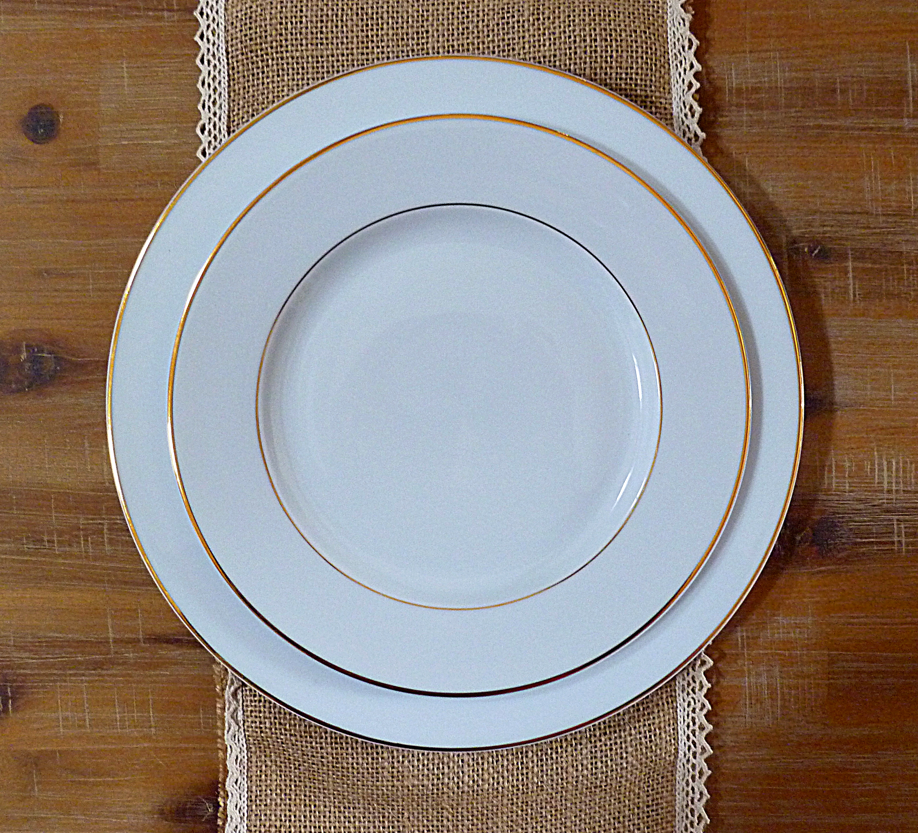Assiettes blanches liseré doré déco