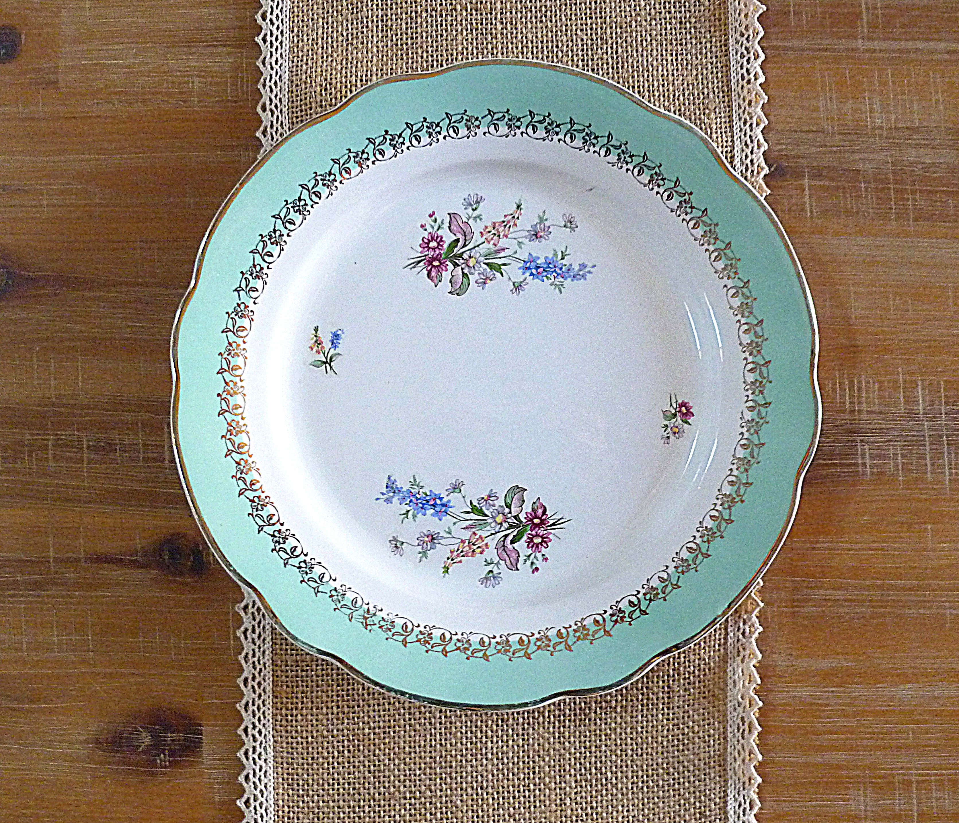 Assiette verte à fleurs decoration
