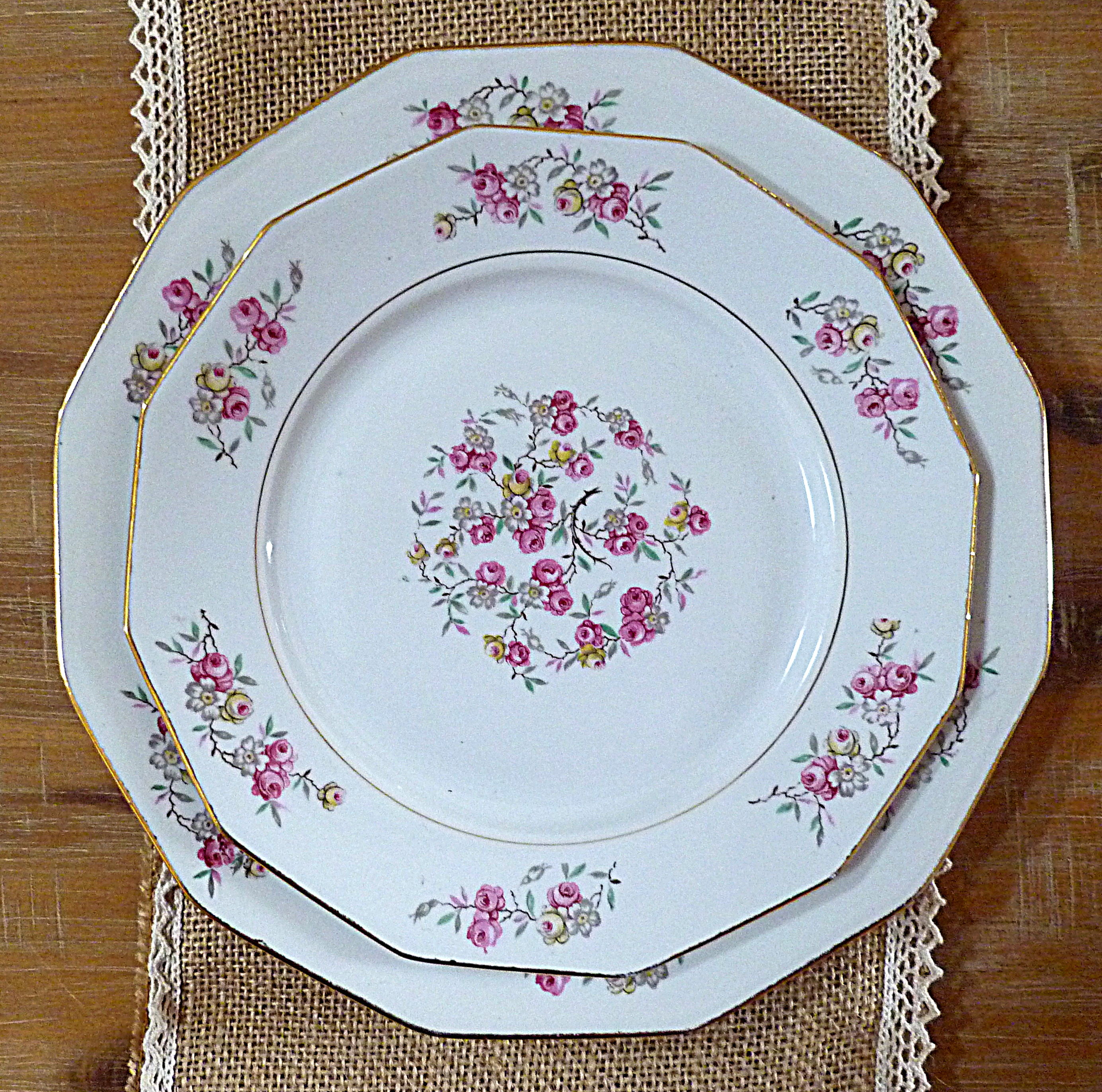 Assiettes blanches à fleurs roses 66
