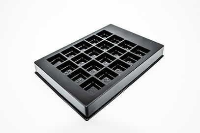 Ложемент из черной пленки