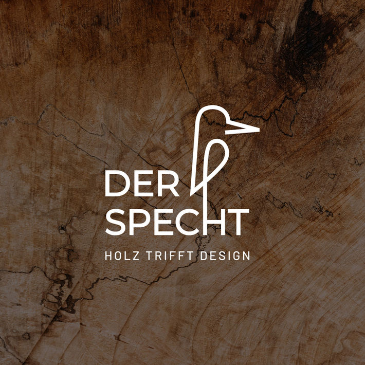 Logo "Der Specht" negativ auf Hintergrund in Holzoptik