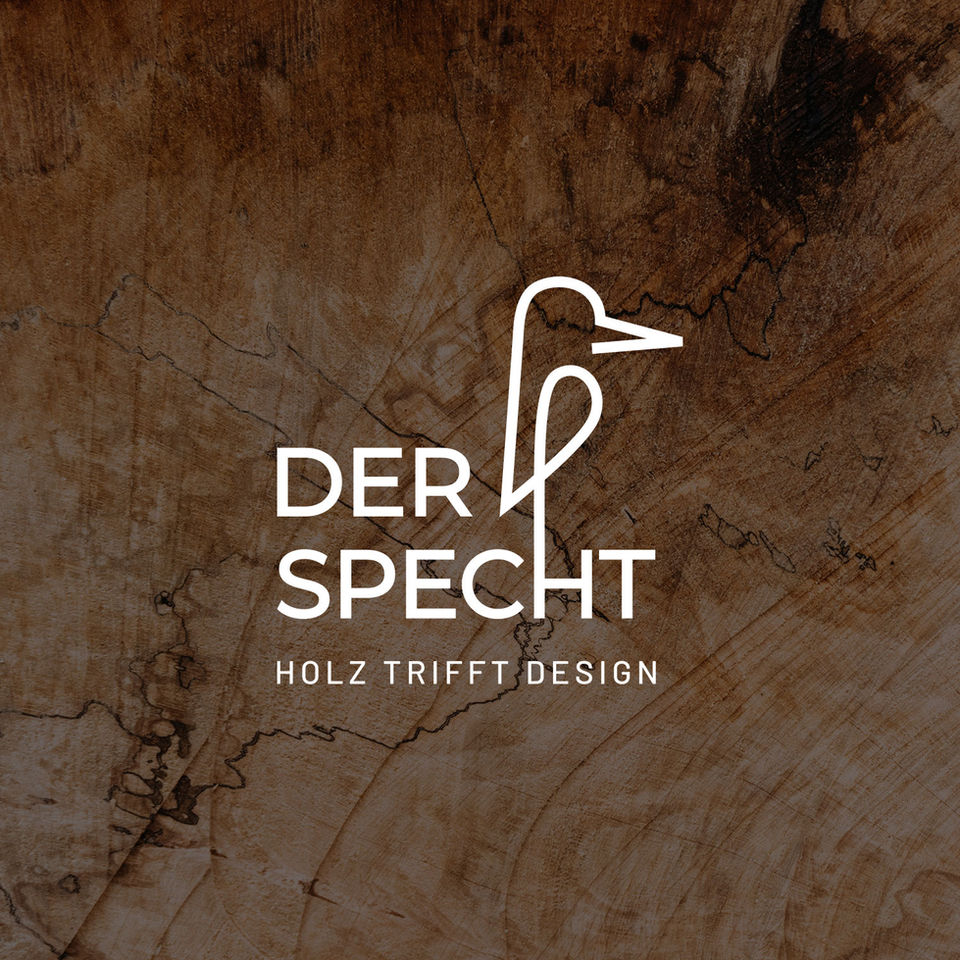 Logo "Der Specht" negativ auf Hintergrund in Holzoptik