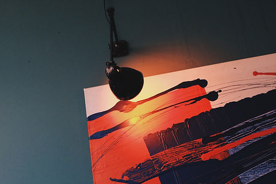 Abstraktes Gemälde und Lampe