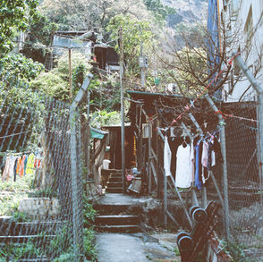 蛻變為樓宇之前、阿公岩村