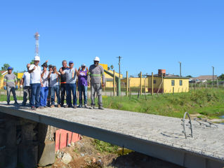 Pontilhão do Monteiro em Hulha Negra é substituído por base de concreto armado