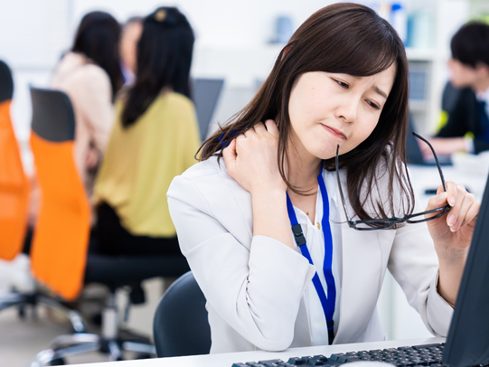 【肩・首コリ対策】デスクワークやスマホ疲れが楽になる「買ってよかったアイテム」