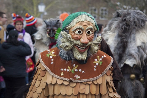 Ein freundlicher Schindelmocher beim Fasnachtsumzug