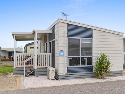 Deluxe 2 Bedroom Cabin, sleeps 4