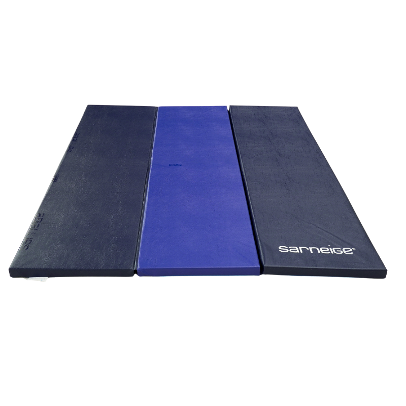 Un tapis de gymnastique professionnel de haute qualité avec des motifs colorés d'étoiles et de rayures.